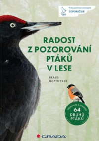 Detail Radost z pozorování ptáku v lese